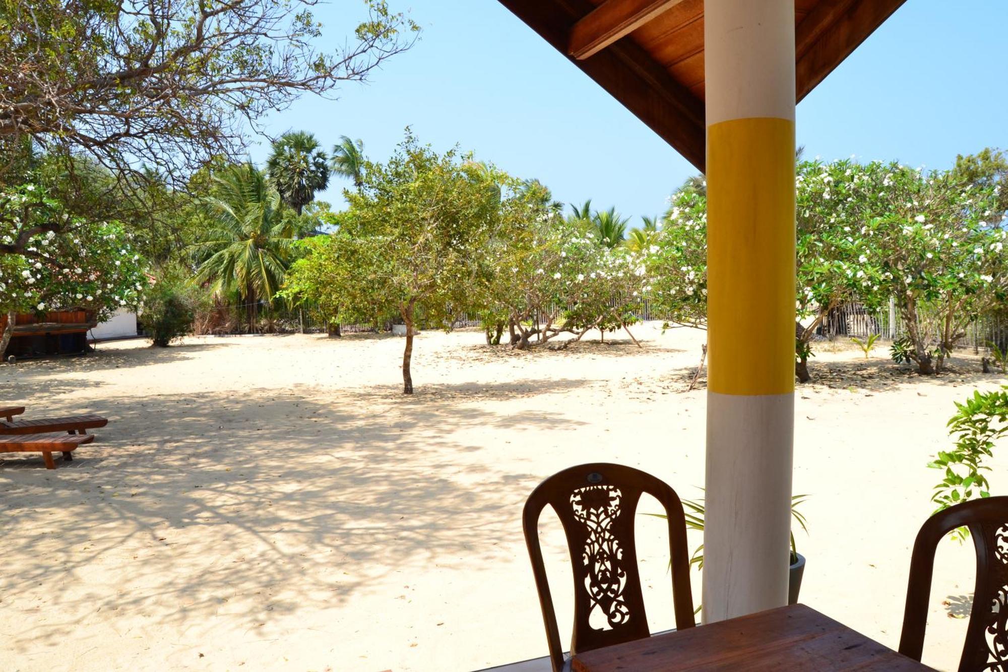 Nirukthie Beach Resort & Restaurant كالبيتيا المظهر الخارجي الصورة